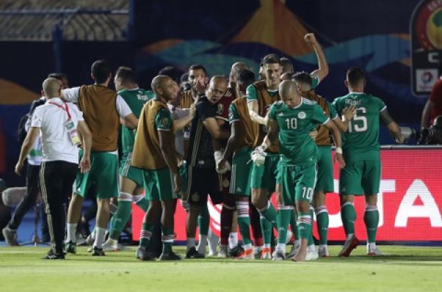 فرحة لاعبي الجزائر بالصعود إلي نصف نهائي كأس الأمم