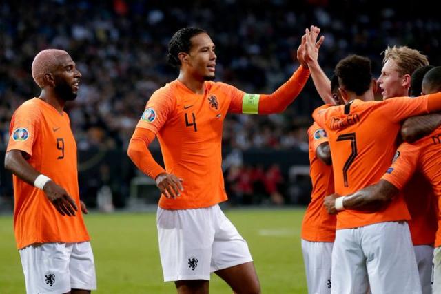 هولندا تفوز على ألمانيا في عقر دارها