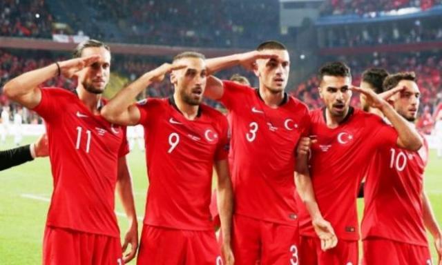  التحية التي قدمها المنتخب الوطني التركي خلال المباراة أمام البانيا 