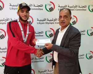 الأولمبية الليبية تكرم بطل فضية الدراجات بالبطولة العربية