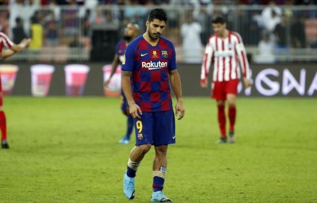  سواريز يخضع لعملية جراحية ويغيب عن برشلونة 