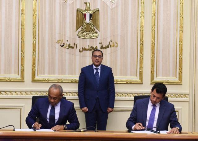 جانب من مراسم التوقيع بين وزير الرياضة المصري ورئيس الكاف 