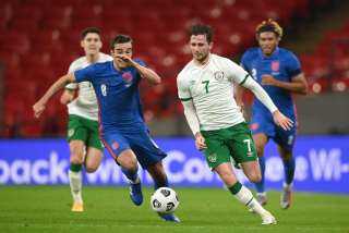 لاعب أيرلندا يثير القلق داخل منتخب إنجلترا بعد تأكد إصابته بكورونا