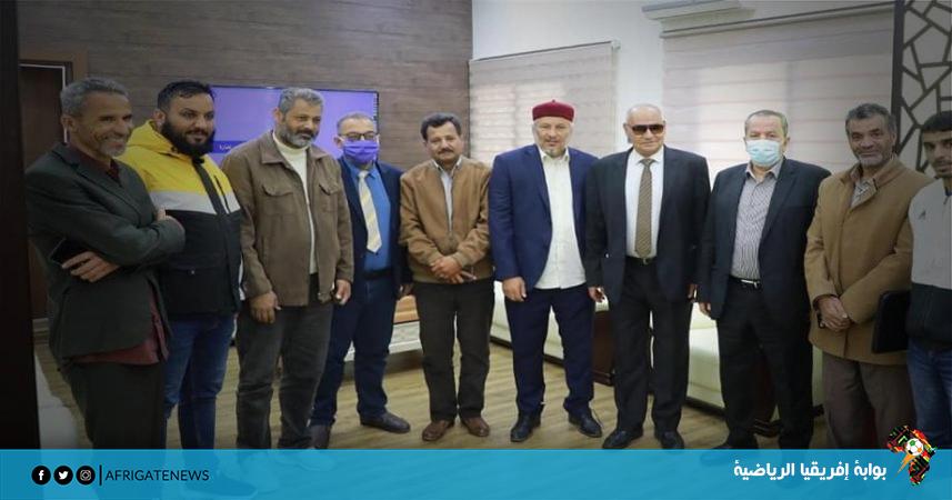 رئيس الاتحاد الليبي لكرة القدم يجتمع مع رئيس المجلس البلدي طبرق.