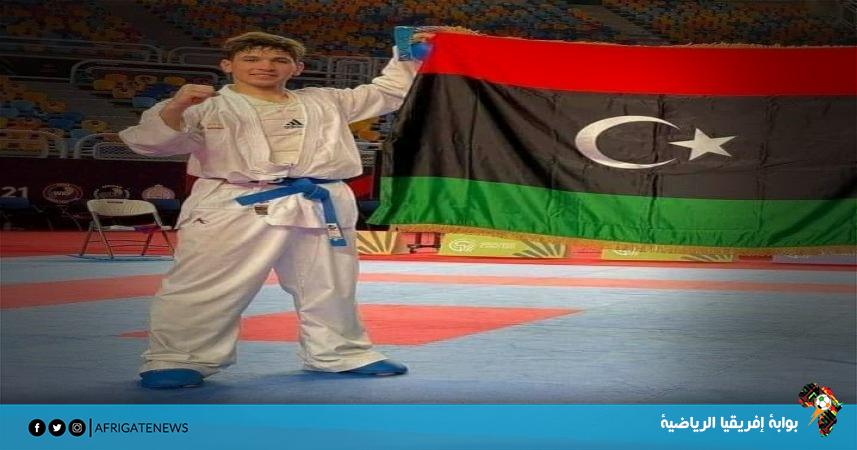 البطل نوري السعداوي يحمل علم ليبيا في دورة ألعاب البحر المتوسط